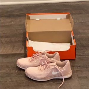 6 1/2 Nike running shoes